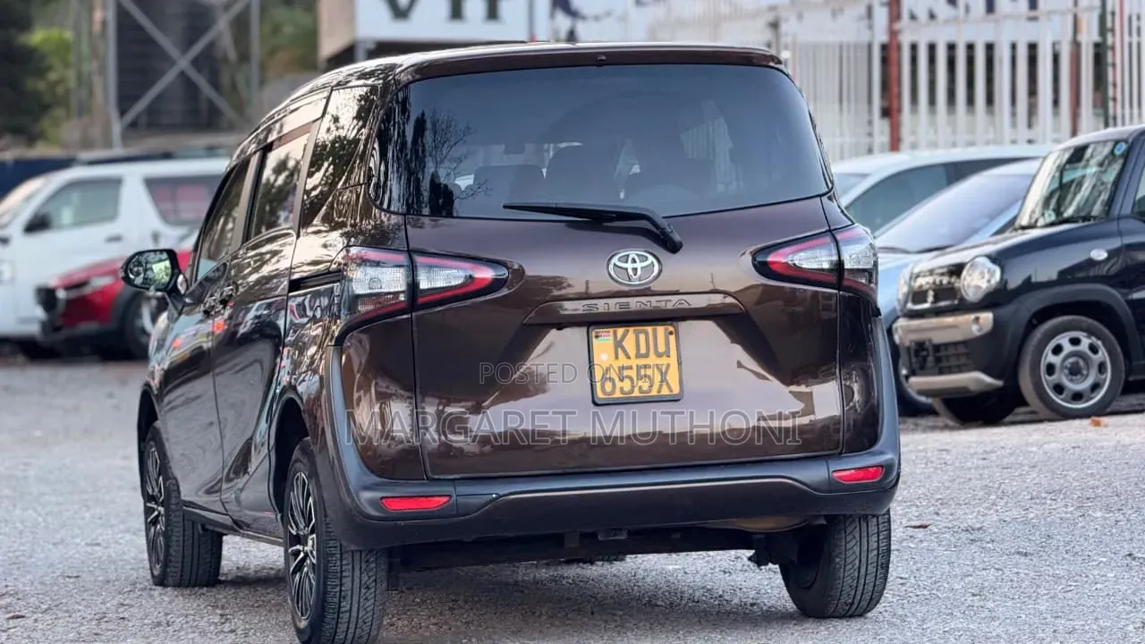 Toyota Sienta 2018 Maroon