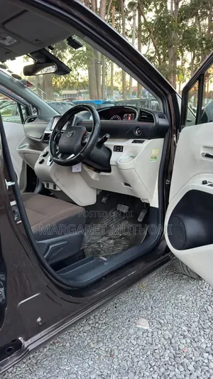 Toyota Sienta 2018 Maroon