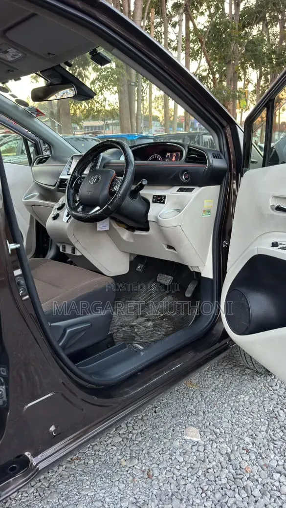Toyota Sienta 2018 Maroon
