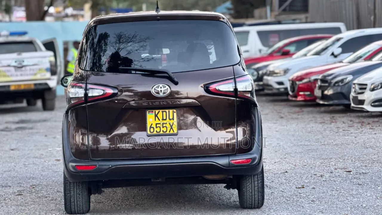 Toyota Sienta 2018 Maroon