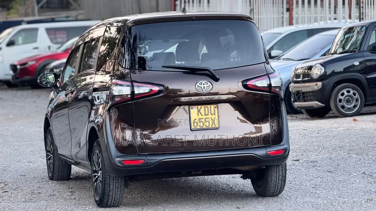 Toyota Sienta 2018 Maroon