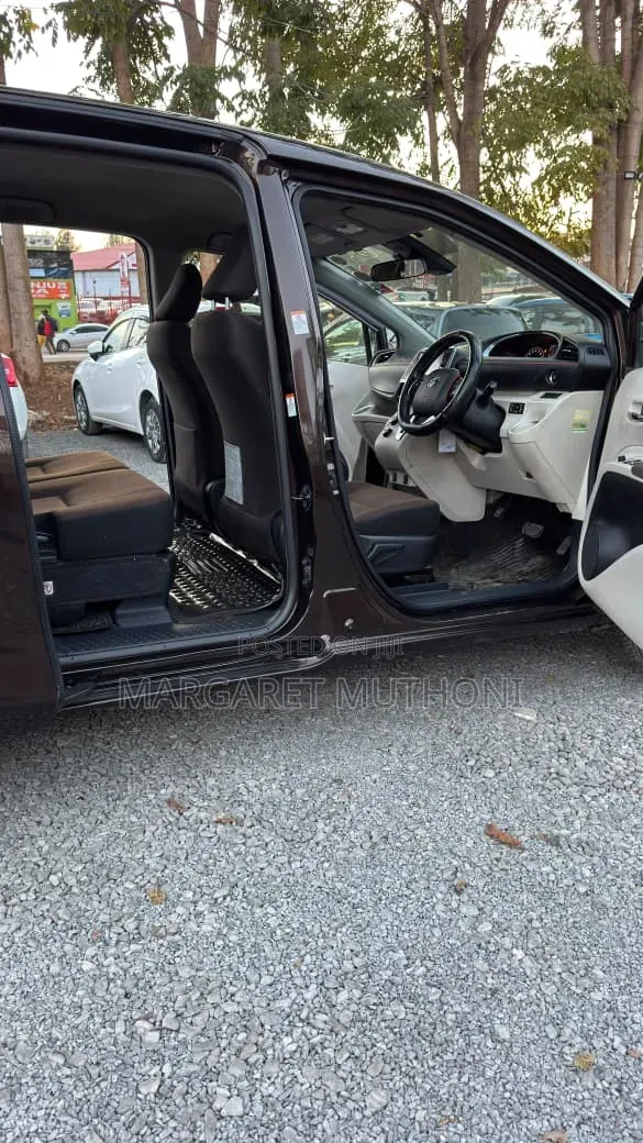 Toyota Sienta 2018 Maroon