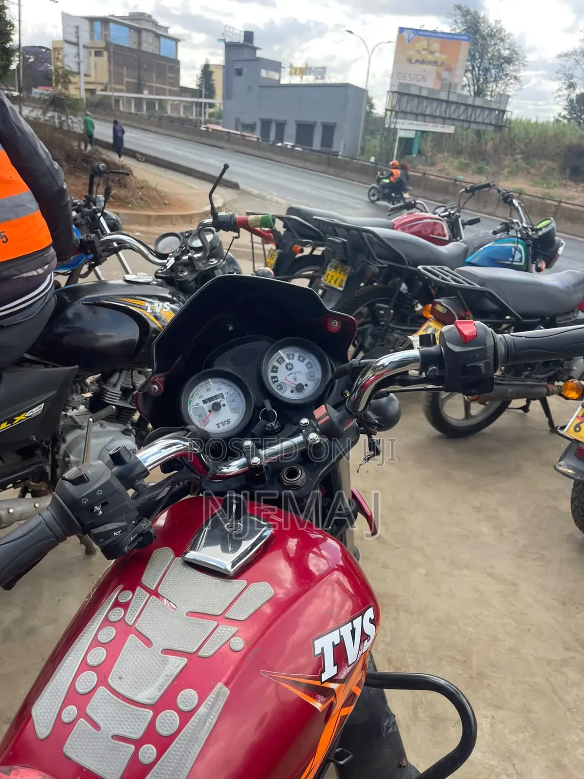 TVS HLX Plus ES 2024 Red