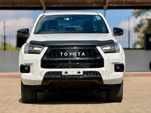 Toyota Hilux 2022 White