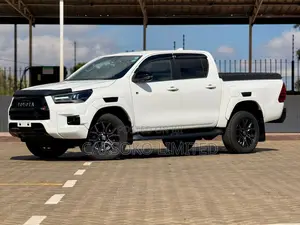 Toyota Hilux 2022 White