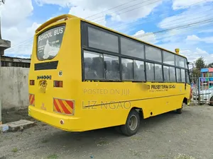 Mitsubishi Fuso Rosa 2014 Yellow
