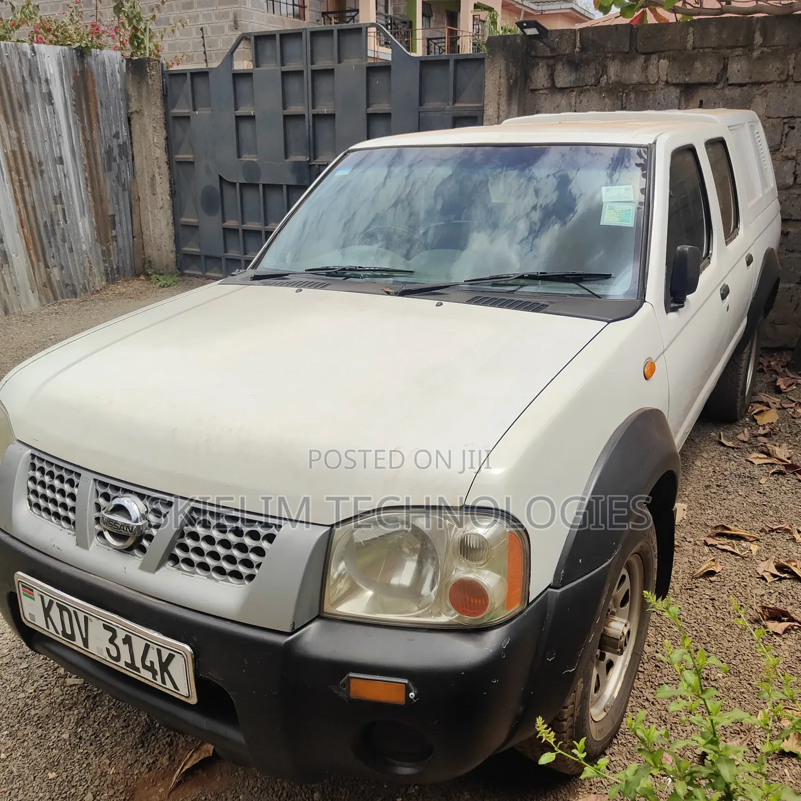 Nissan DoubleCab 2008 White