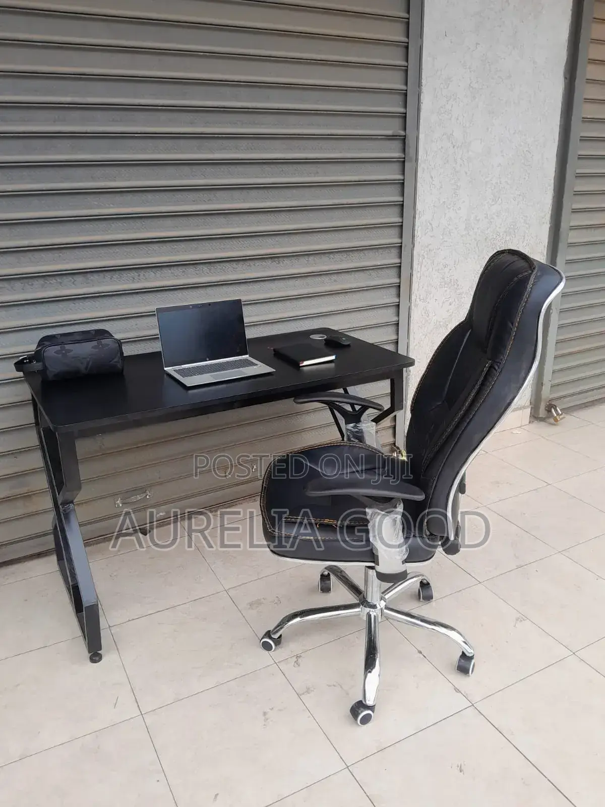 Comfort Modern Office Chair-With Black Desk