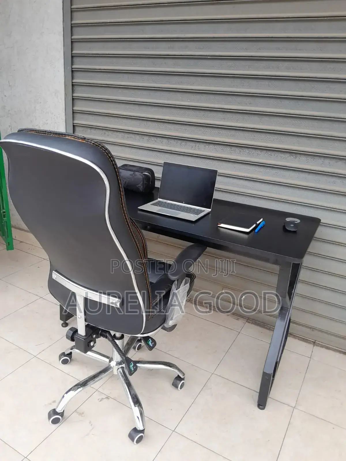 Comfort Modern Office Chair-With Black Desk