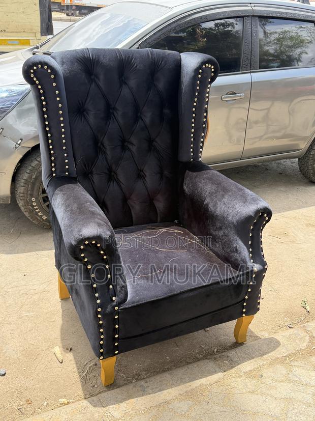 King Size Black Velvet Pedicure Seat