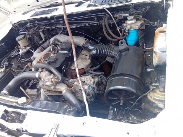 Nissan Ud Fuso Engine 2000 White - thumbnail 3