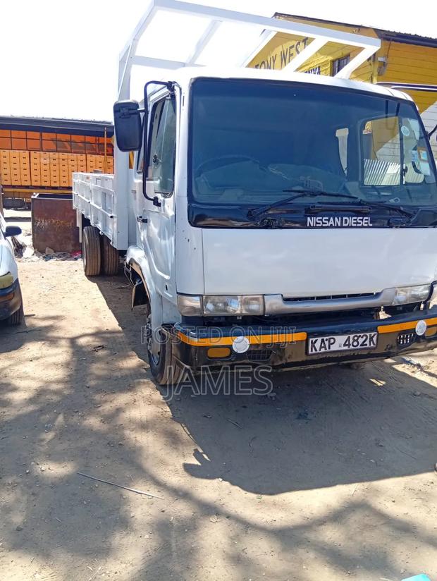 Nissan Ud Fuso Engine 2000 White - thumbnail 4