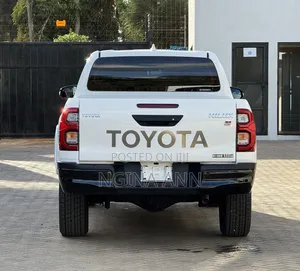 Toyota Hilux 2021 White