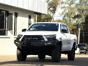 Toyota Hilux 2021 White