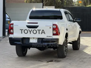 Toyota Hilux 2021 White