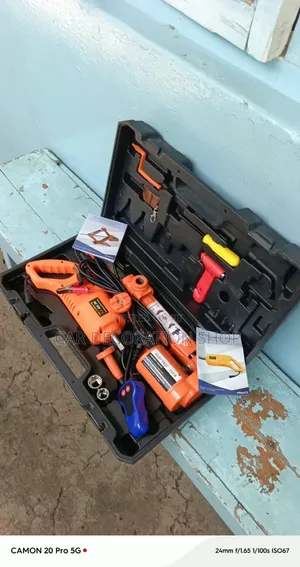 3ton Electric Jack& Handheld Impact Wrench Loosens the Wheel Lug Nut