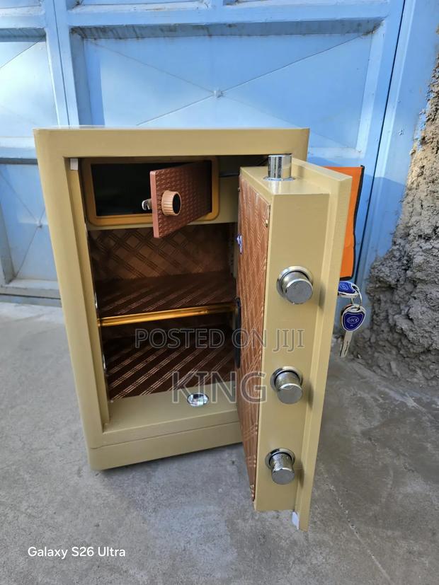 Heavy-Duty Metallic Safe - thumbnail 2