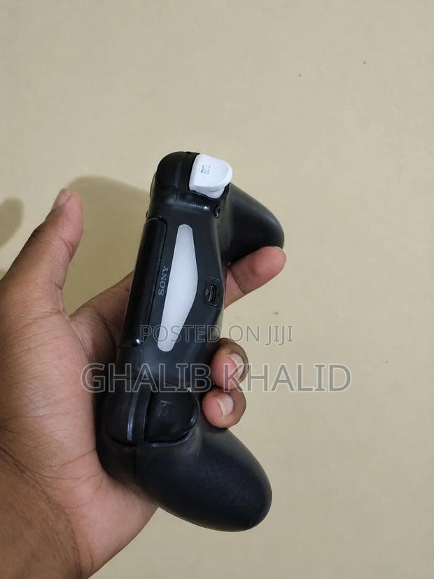 PlayStation 4 Controller - thumbnail 2