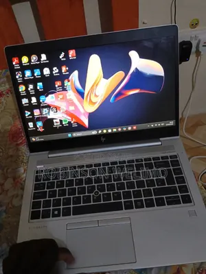 Laptop HP 14-ep0063 64GB Intel Xeon HDD+SSD 256GB