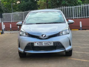 Toyota Vitz 1.3 FWD 5dr 2015 Silver