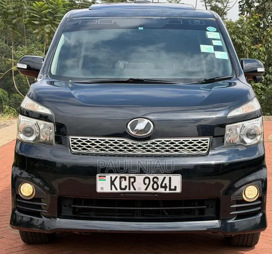 Toyota Voxy 2011