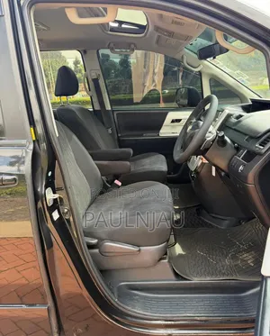 Toyota Voxy 2011