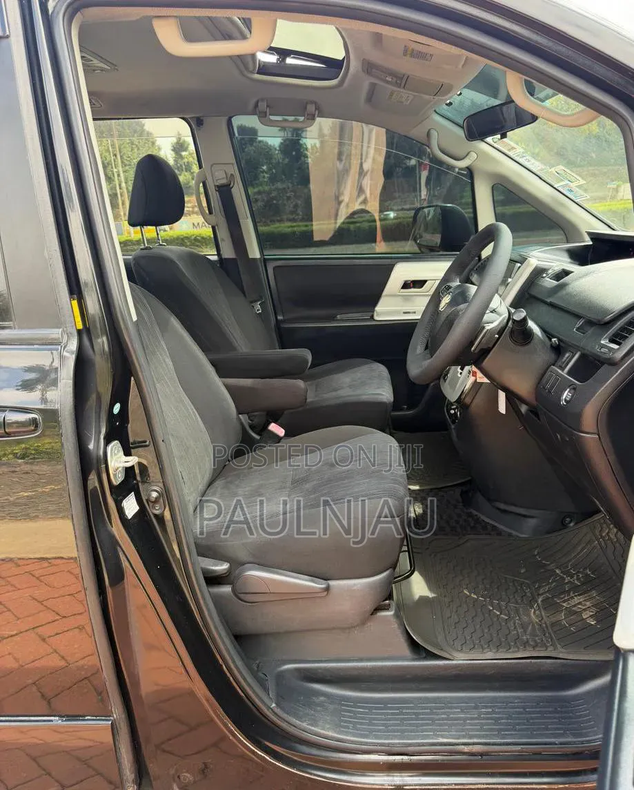 Toyota Voxy 2011