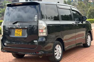 Toyota Voxy 2011
