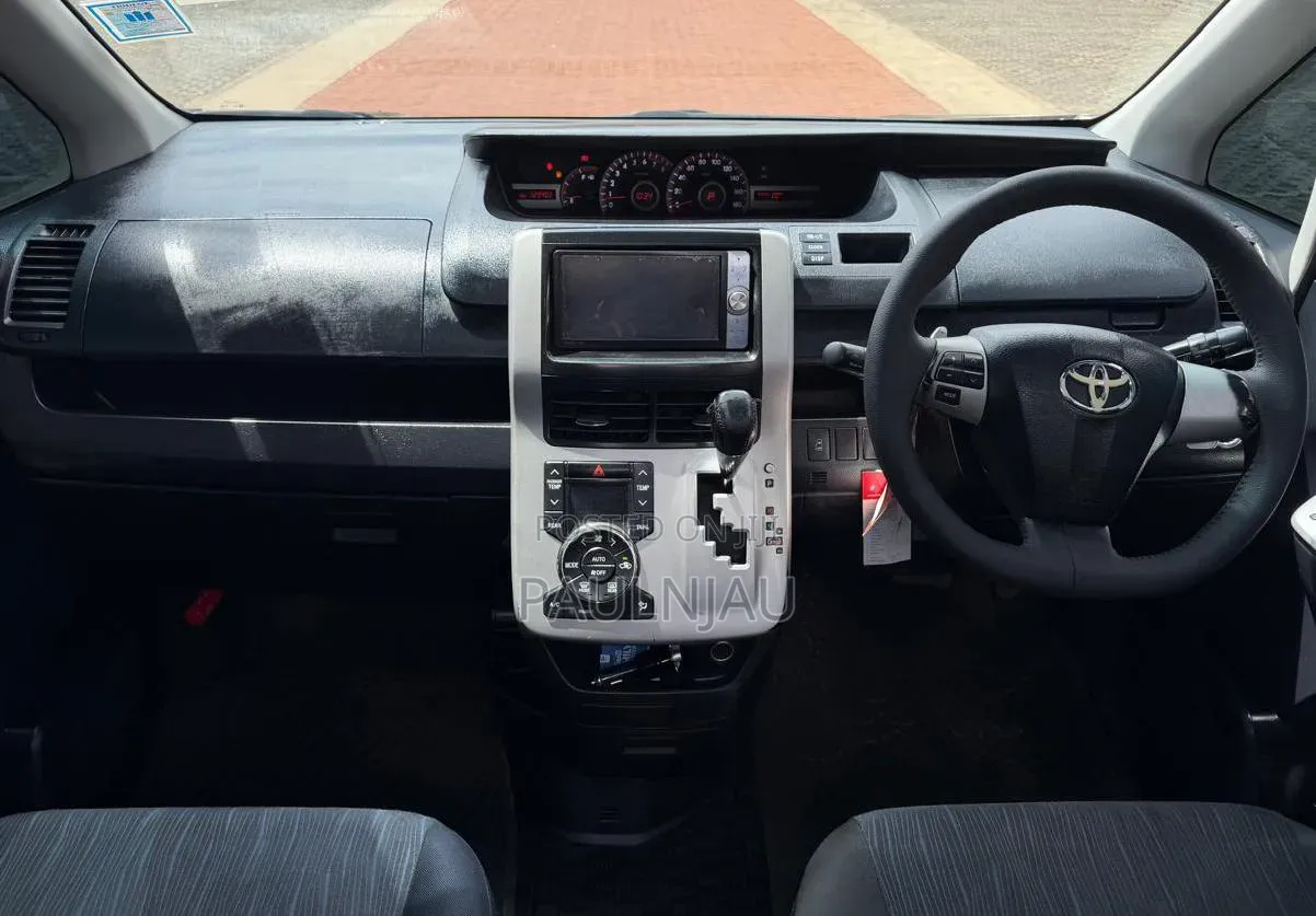 Toyota Voxy 2011