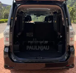 Toyota Voxy 2011