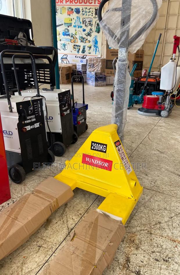 Windsor Manual Pallet Truck 2500kgs