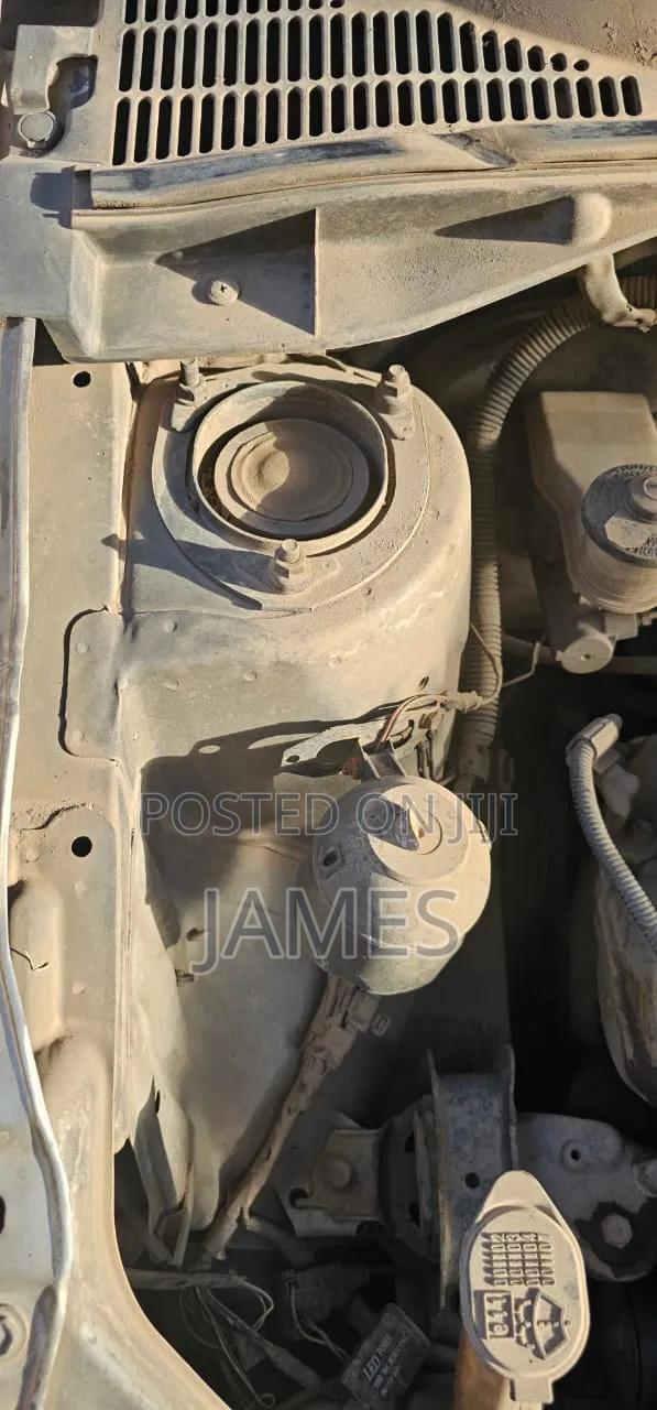 Nissan Ud Fuso Engine 2000 White - thumbnail 5