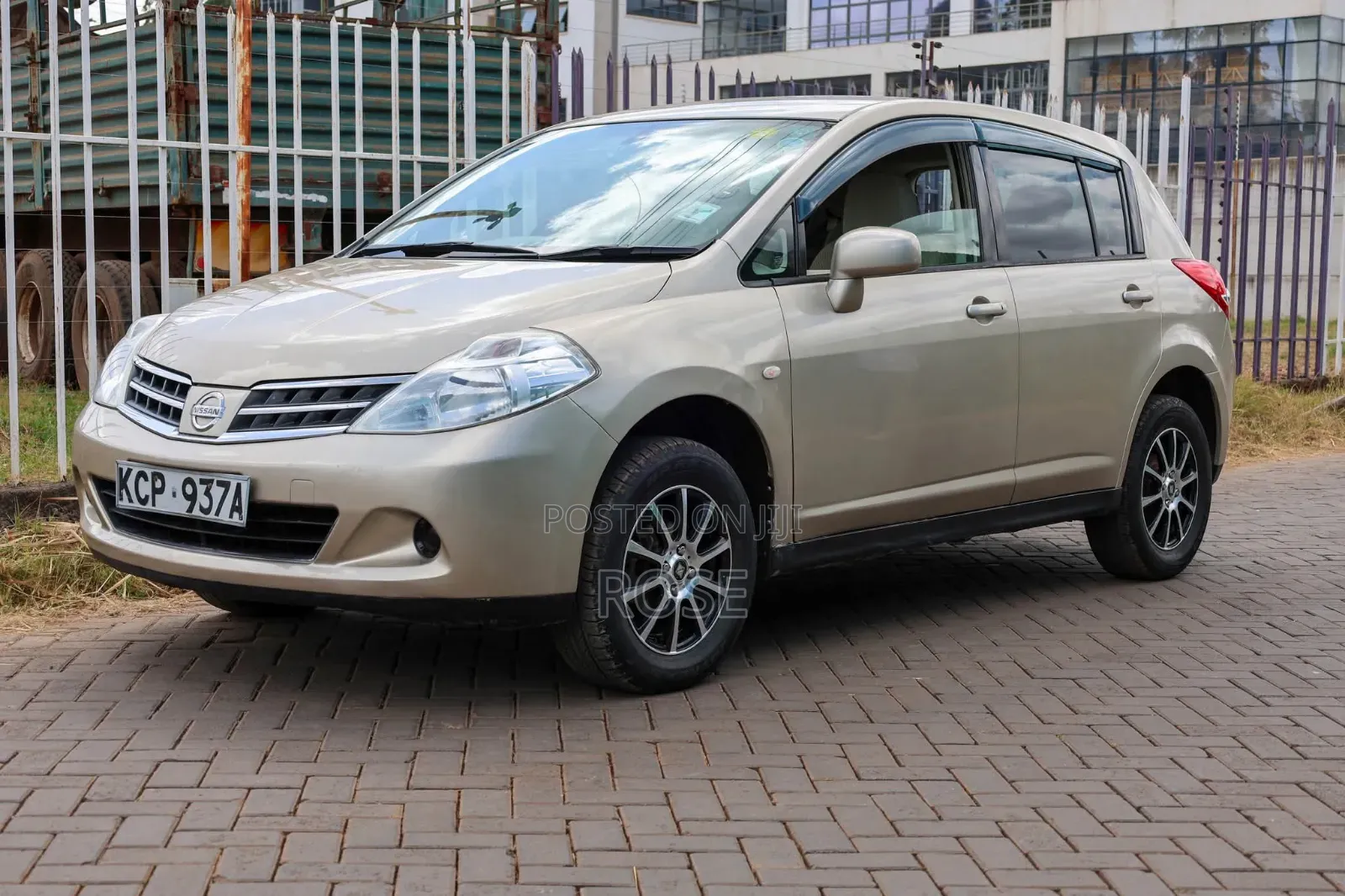 Nissan Tiida 2011 Beige