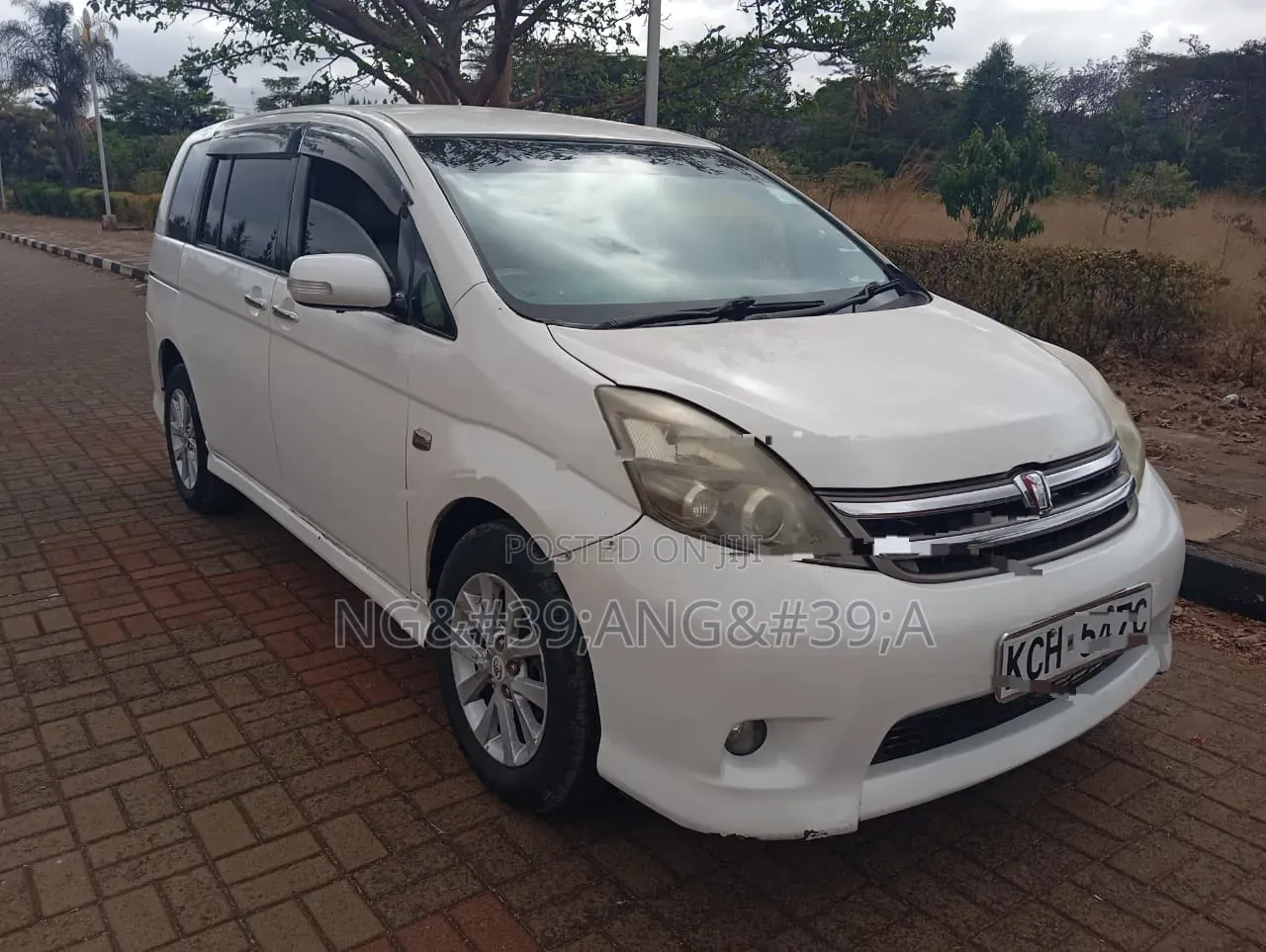 Toyota ISIS 2009 White