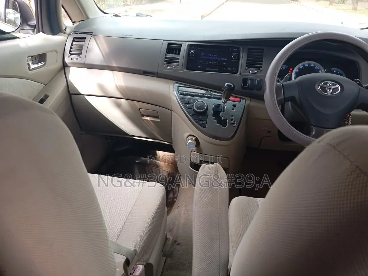 Toyota ISIS 2009 White