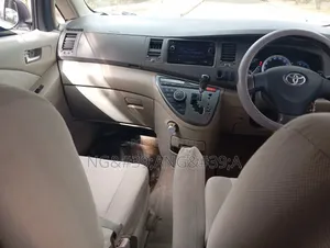 Toyota ISIS 2009 White