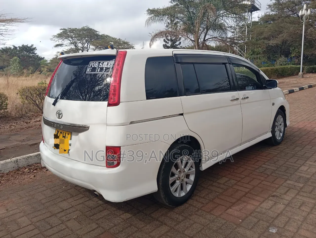 Toyota ISIS 2009 White