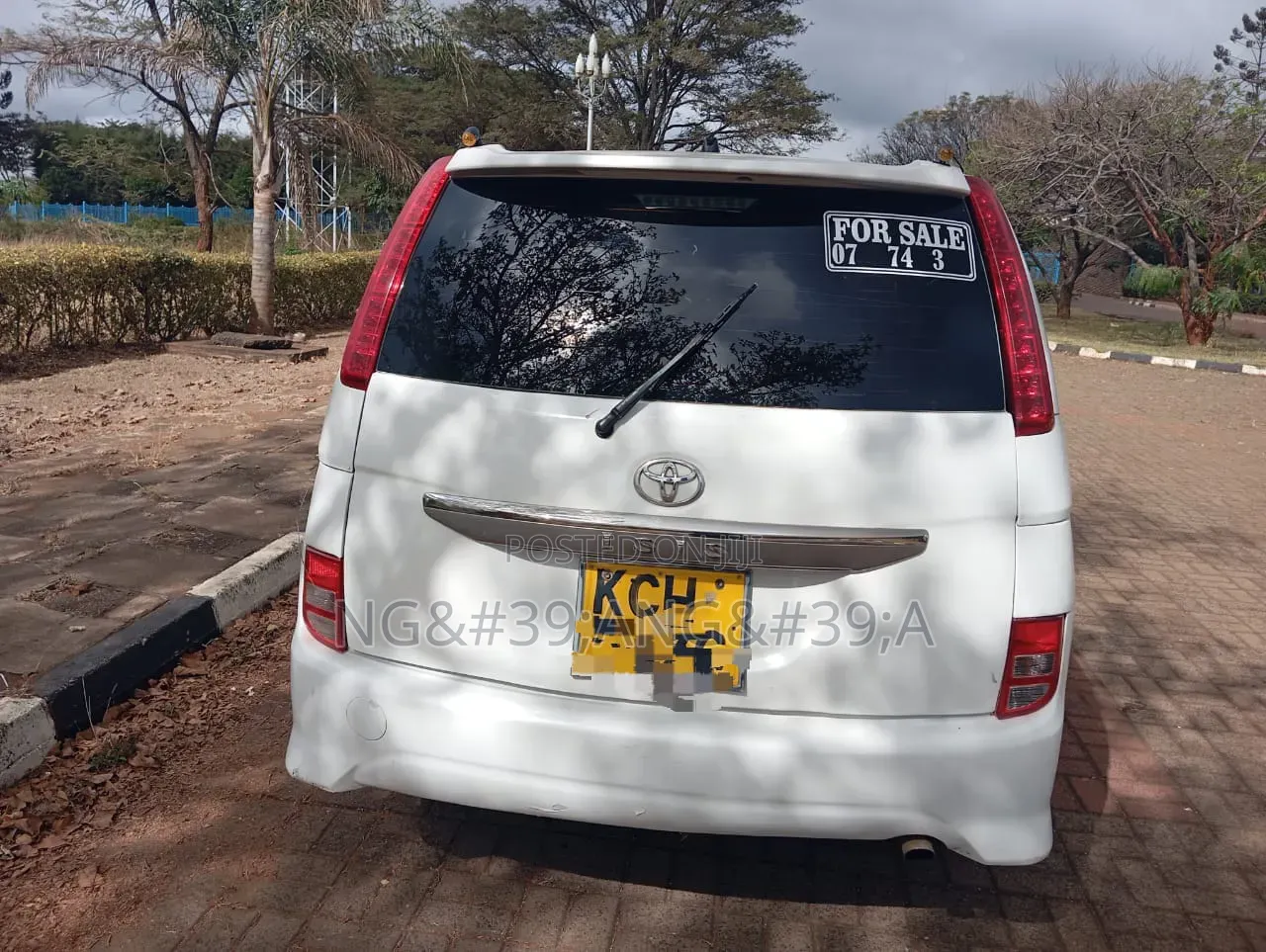 Toyota ISIS 2009 White