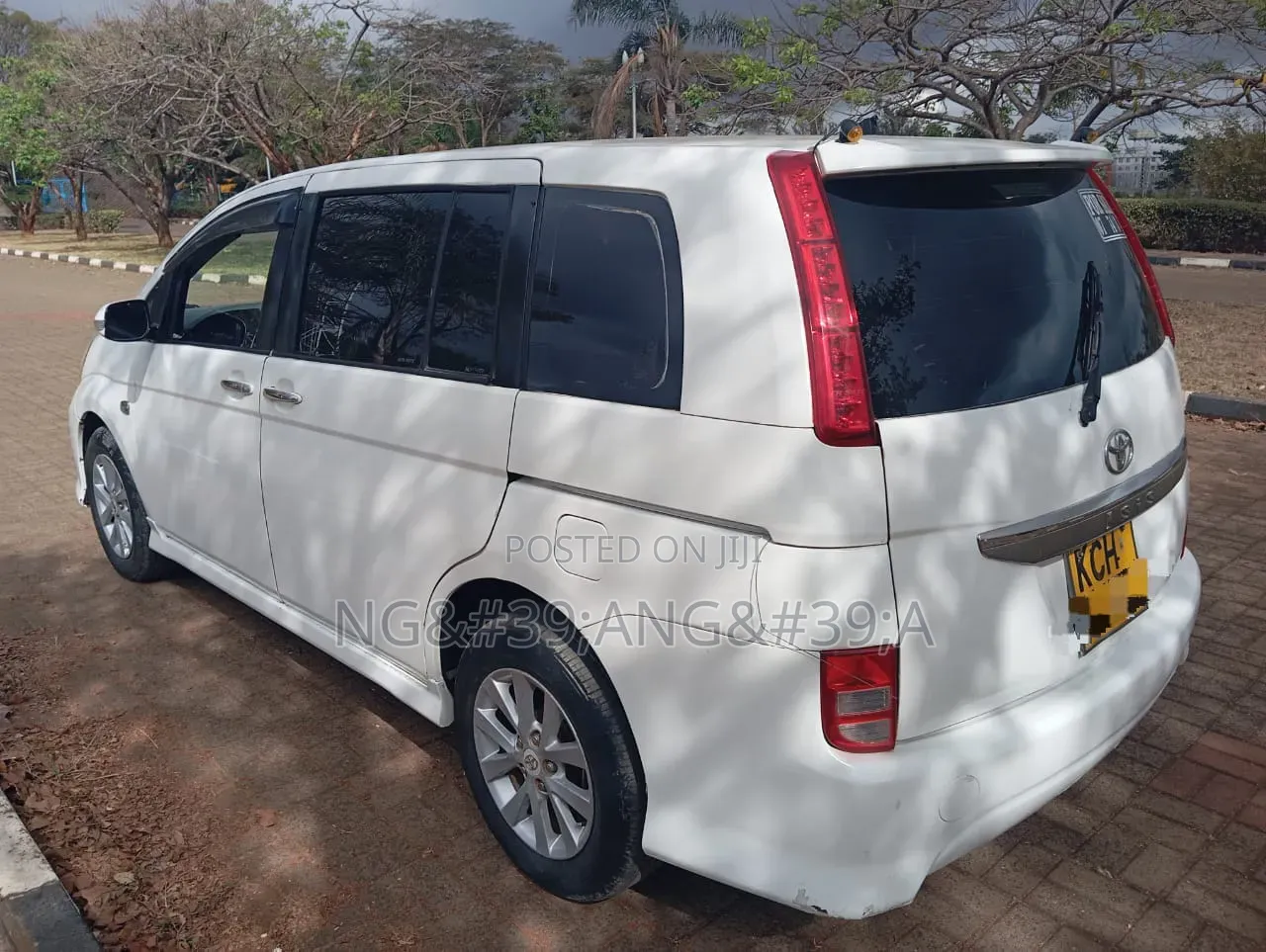 Toyota ISIS 2009 White