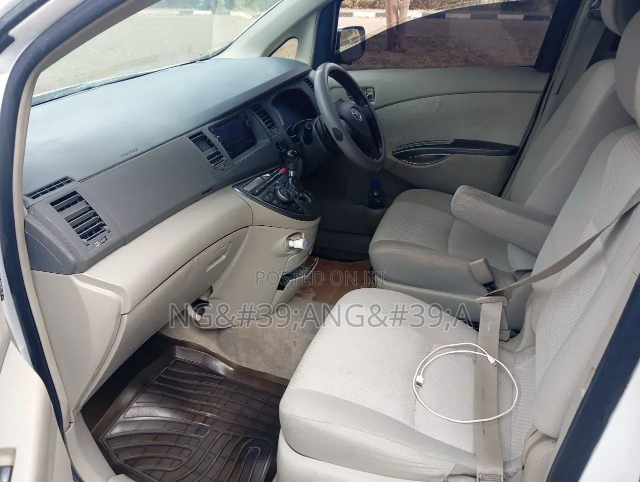 Toyota ISIS 2009 White