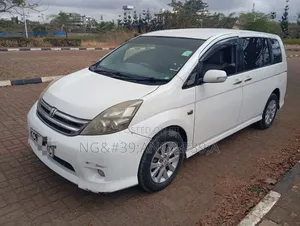 Toyota ISIS 2009 White