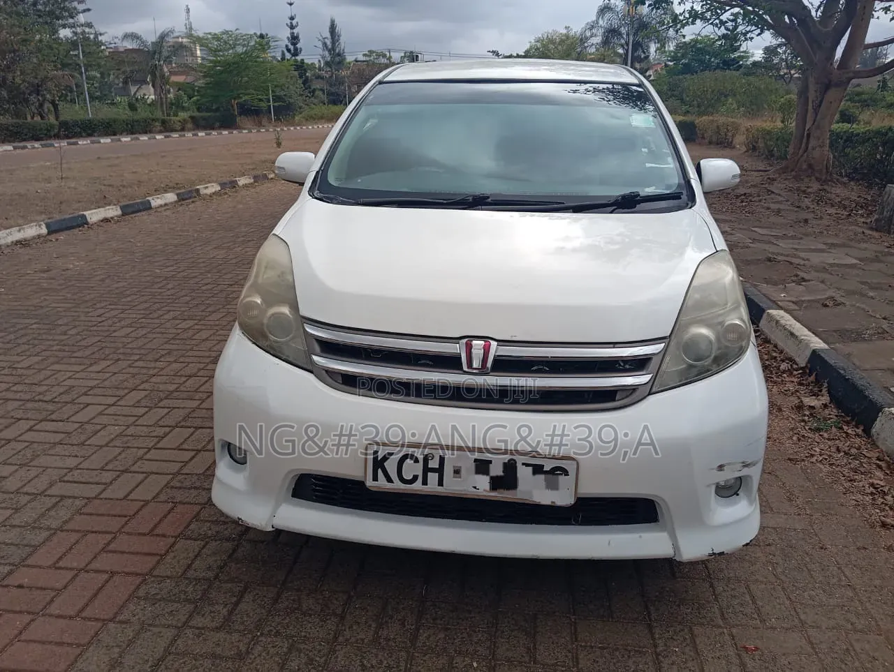 Toyota ISIS 2009 White