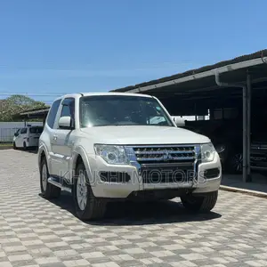 Mitsubishi Pajero 2017 White