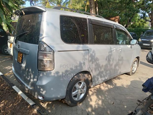Toyota Noah 2.0 143hp AWD (7 Seater) 2008 Silver - main view