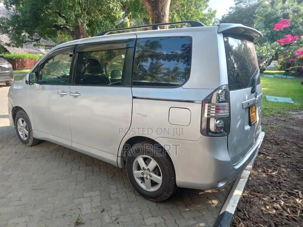 Toyota Noah 2.0 143hp AWD (7 Seater) 2008 Silver - thumbnail 4