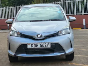 Toyota Vitz 2015 Silver