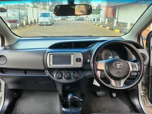 Toyota Vitz 2015 Silver