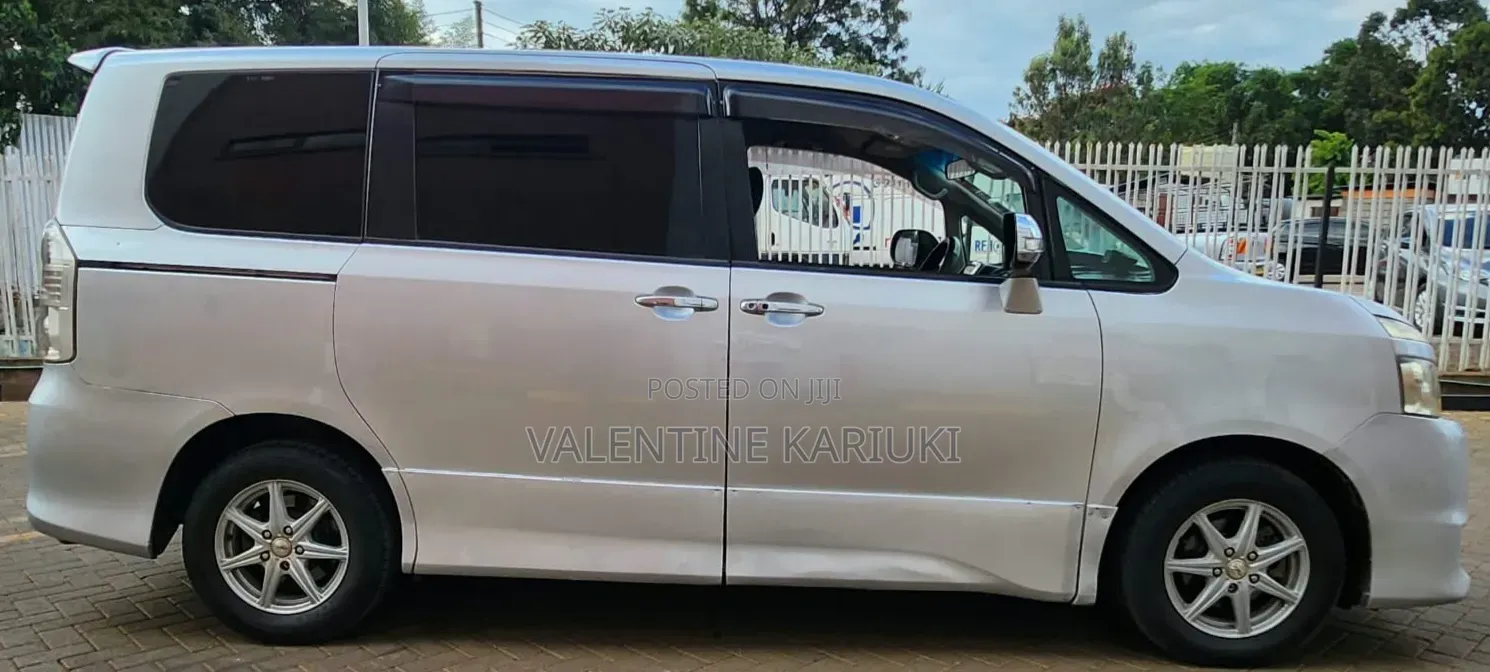 Toyota Voxy 2008 Silver