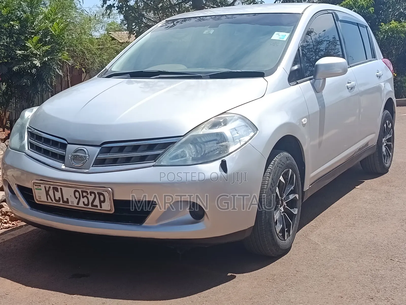 Nissan Tiida 2010 Silver