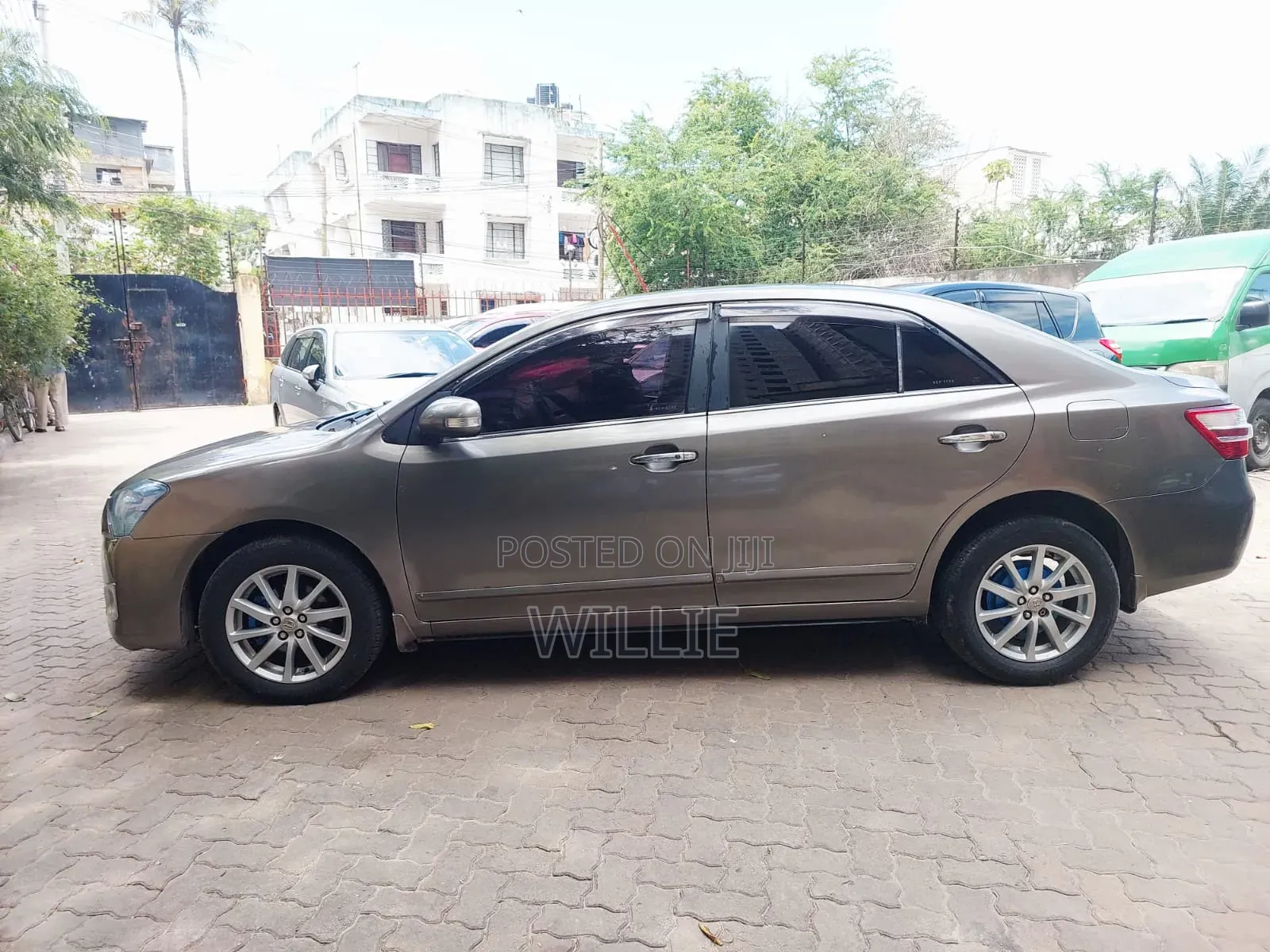 Toyota Premio 2013 Gold